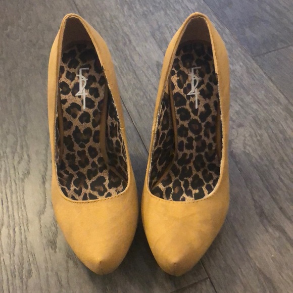 Shoes - Forever 21 Woman’s pumps shoes